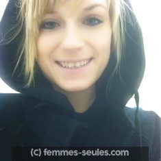 Jeune fille au chomage a Bayonne cherche mec pour s'occuper