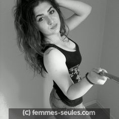 Etudiante seule a Draguignan cherche des hommes pour flirter