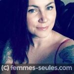 Marie, femme aimant les tatouages cherche barbu tatoué pour câlins