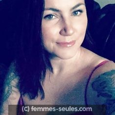 Marie, femme aimant les tatouages cherche barbu tatoué pour câlins