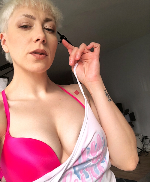 rencontre femme - Tours - Cheveux bleus et envie brûlante — plan cul femme seule à Tours ce soir