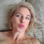 Nadine, 44 ans en déplacement, veut un plan sexe dans sa chambre d&rsquo;hôtel