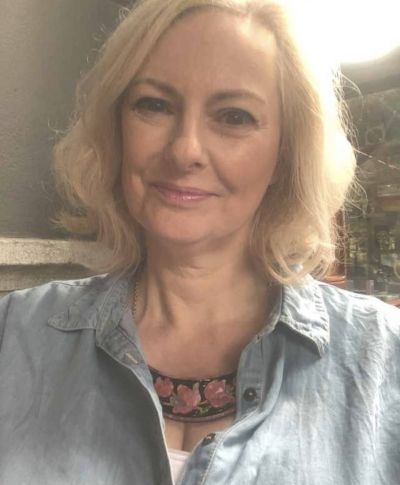 Rencontre discrète à Fécamp avec une femme libre et souriante