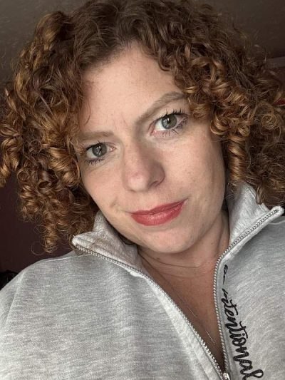 Femme célibataire cherche rencontre adulte sincère à Agde