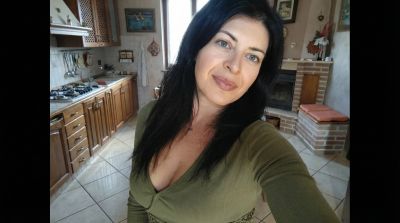 Femme célibataire à Aix cherche rencontre et sexe discret
